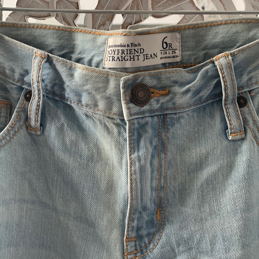 Abercrombie & Fitch. Boyfriend Straight Jean Stonewashed Size 6R W28 L 25.